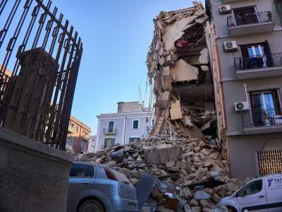 Palazzina crollata a Bari, si continua a scavare: le immagini
